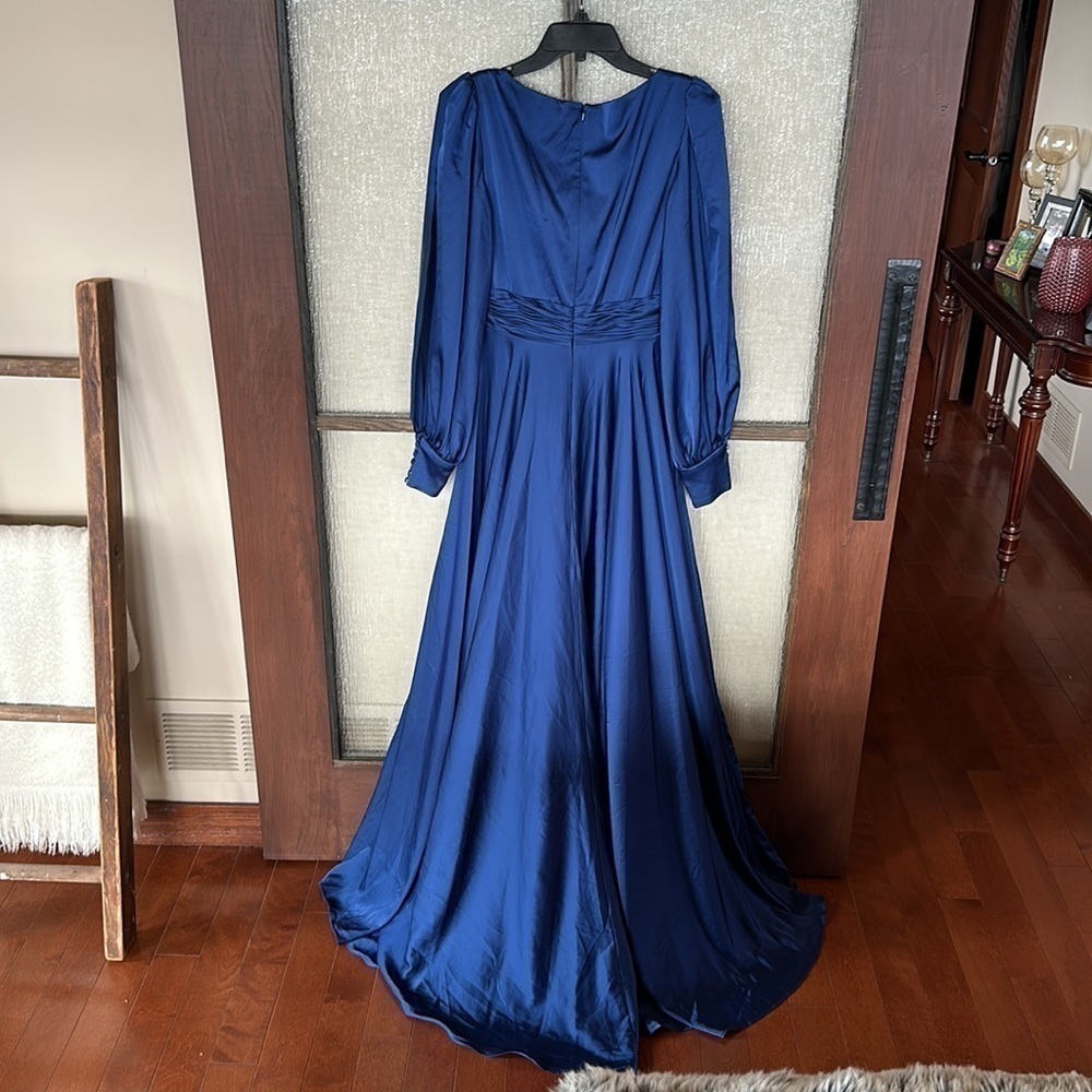 Mac Duggal Long Split Bishop Sleeve Surplice V-Neck A-Line Gown in Blue size 6 - Picture 12 of 13